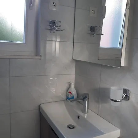 Jona - - Mali Rat Apartment *